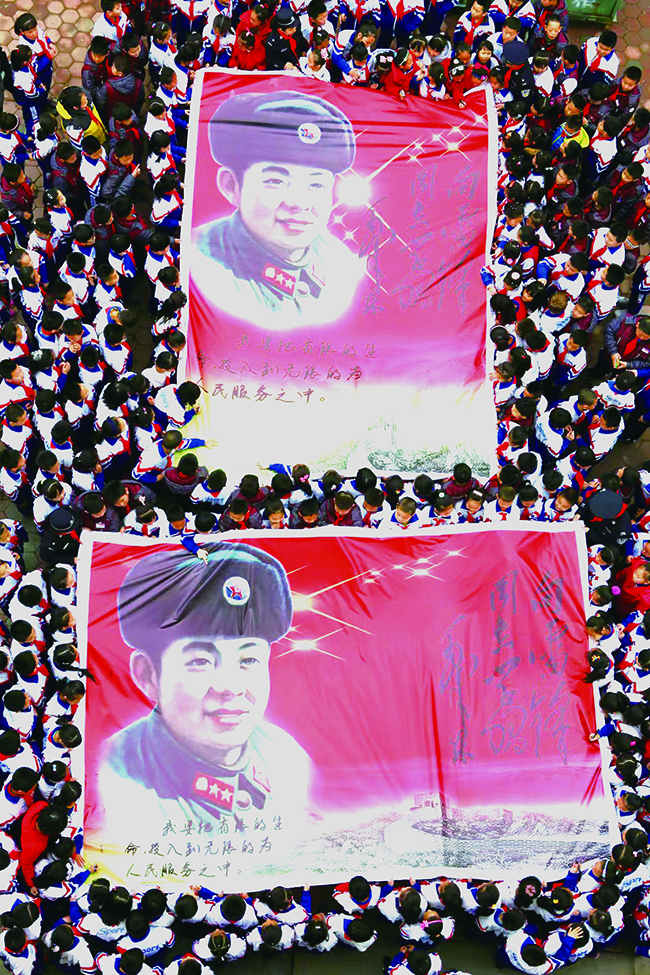 東港市公安局開發(fā)區(qū)派出所民警走進(jìn)東港市碧海小學(xué)組織千余名學(xué)生開展主題為“學(xué)雷鋒、從我做起” 教育活動