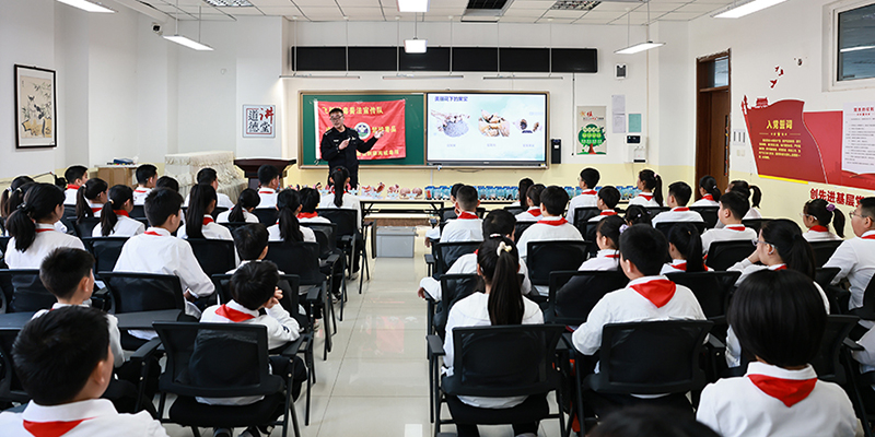 戒毒民警鄒廣輝為同學們講解禁毒知識現(xiàn)場 孟浩 攝