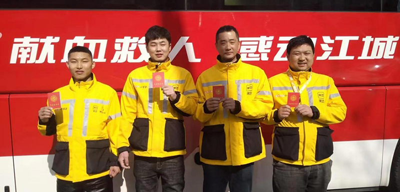 3東港美團(tuán)外賣分公司黨支部參與黨群服務(wù)中心的義務(wù)獻(xiàn)血活動