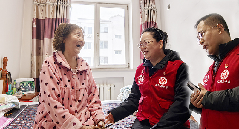 2雷鋒車隊關(guān)愛孤寡老人