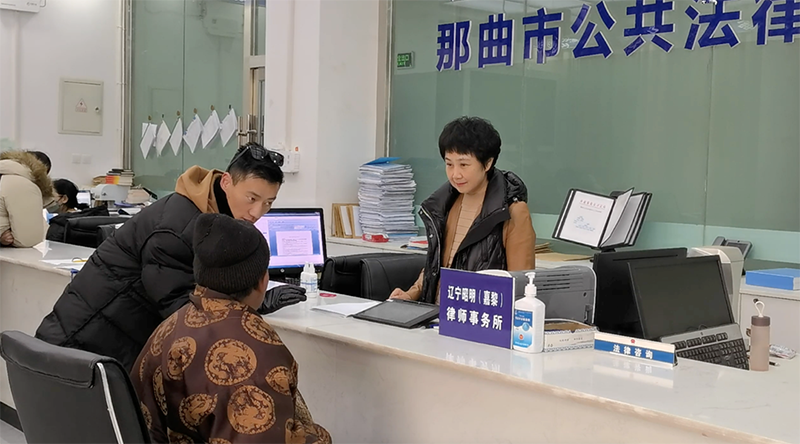 黨員律師馮巖在那曲市公共法律服務中心解答法律問題