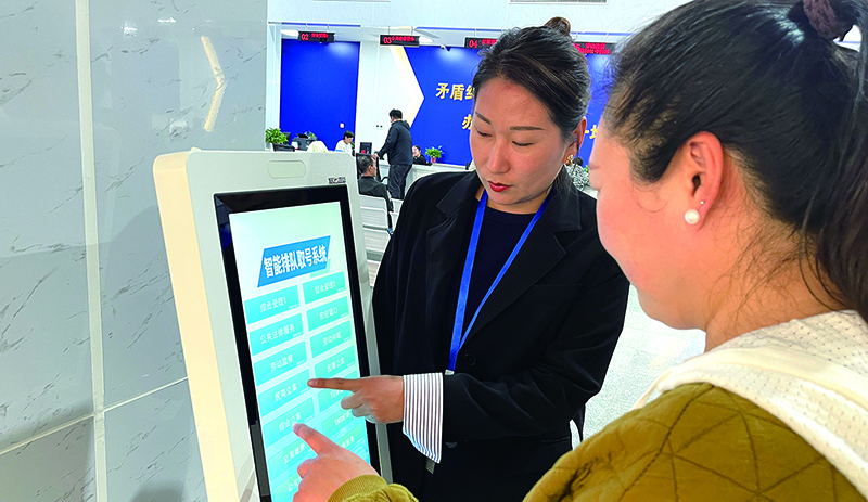 （老邊）百姓正在綜治中心排隊取號