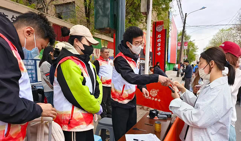 “志愿紅”在游客密集的早市為大家服務(wù)