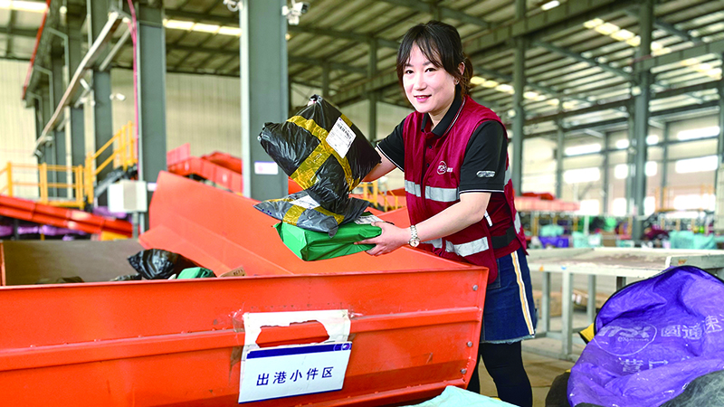 頭圖，張巍在分揀崗位上忙碌