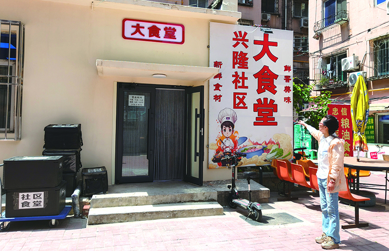 楊軼達(dá)給記者講創(chuàng)建大食堂的故事。