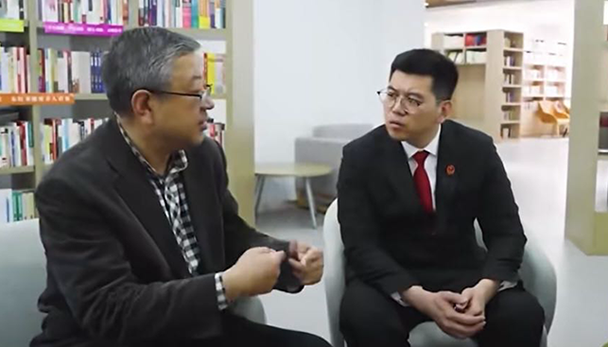 王躍龍（中）向課題導(dǎo)師請(qǐng)教交流