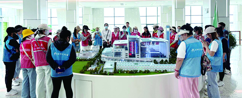 6月5日上午，營口市生態(tài)環(huán)境局帶領營口理工學院學生、環(huán)保志愿者走進環(huán)保設施開放單位，通過參觀、體驗、實踐，了解垃圾焚燒作業(yè)流程，滿足公眾的知情權、參與權、監(jiān)督權。