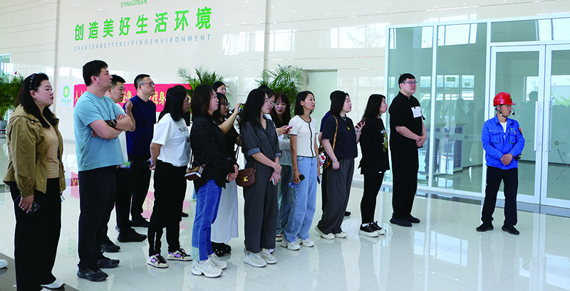 葫蘆島市生態(tài)環(huán)境局組織葫蘆島市委黨校第十八期非黨中青班的學員，走進環(huán)保有限公司，近距離了解企業(yè)環(huán)保工作運行機制。