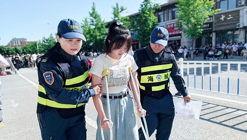 鞍山志愿者將行動(dòng)不便的考生送到考場