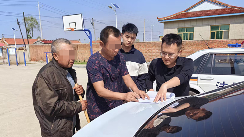 昌圖法院執(zhí)行局干警指導(dǎo)申請(qǐng)執(zhí)行人辦理案款發(fā)放手續(xù)（當(dāng)事人打碼）