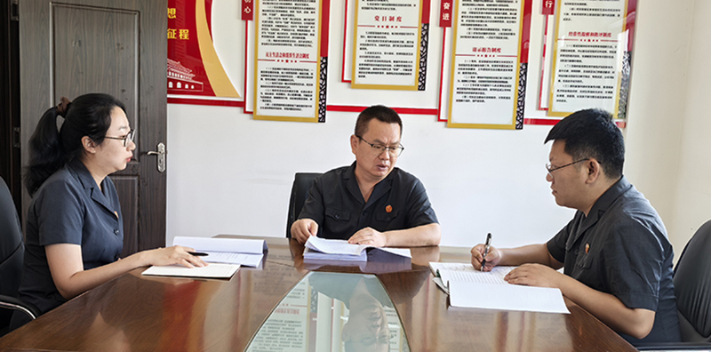 趙建峰（中）與法官助理、書記員研討案情