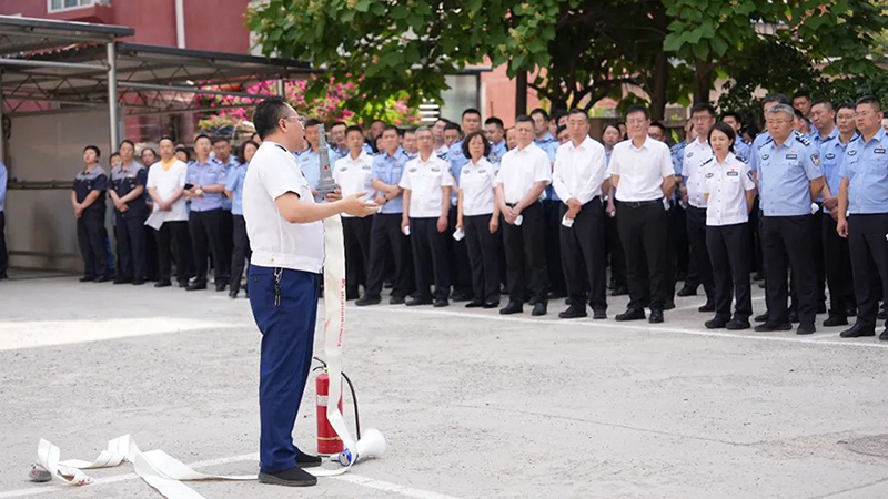 頭題，消防救援大隊教官講解了滅火器操作方法。