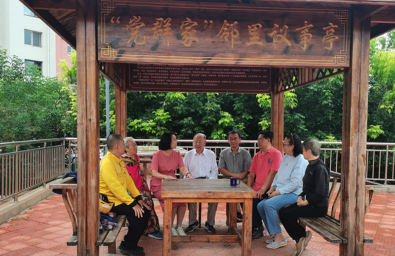錦州市古塔區(qū)古城街道星匯園社區(qū)居民在鄰里議事亭討論社區(qū)治理相關(guān)事宜