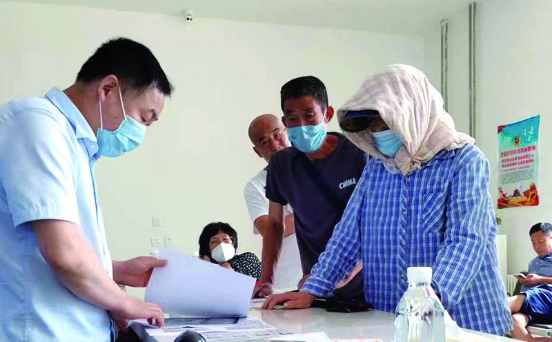 大連市公證處公證員上島為長(zhǎng)??h居民辦理公證。