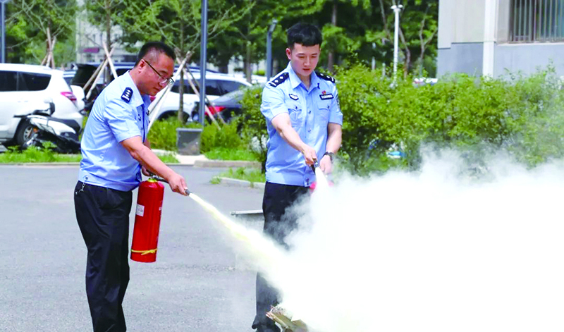 二題圖，民警進(jìn)行滅火器撲救初期火災(zāi)實(shí)操演練。
