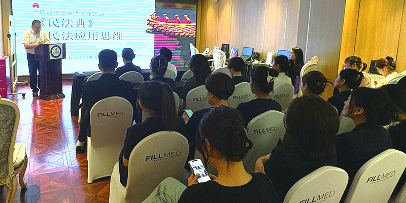 二題圖，普法現(xiàn)場