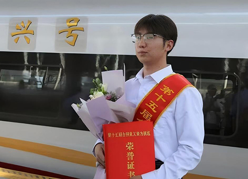 李天宇手中握緊了父親的榮譽(yù)