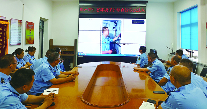 執(zhí)法人員正在觀看直播培訓(xùn)（二題）