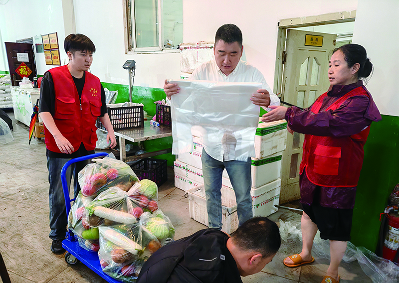 進(jìn)入汛期，為了解決部分困難家庭雨期買菜難題，社區(qū)聯(lián)系黨建共建單位，為居民準(zhǔn)備了蔬菜包。