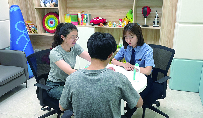 渾南區(qū)司法局聯(lián)合渾南區(qū)人民檢察院邀請心理咨詢老師對未成年社區(qū)矯正對象進行心理輔導(dǎo)。