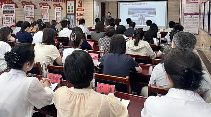 7月15日，大連市委社會(huì)工作部會(huì)同遼寧師范大學(xué)心理學(xué)院、大連市心理學(xué)會(huì)，面向“心理咨詢師進(jìn)社區(qū)”試點(diǎn)社區(qū)書記現(xiàn)場授課。