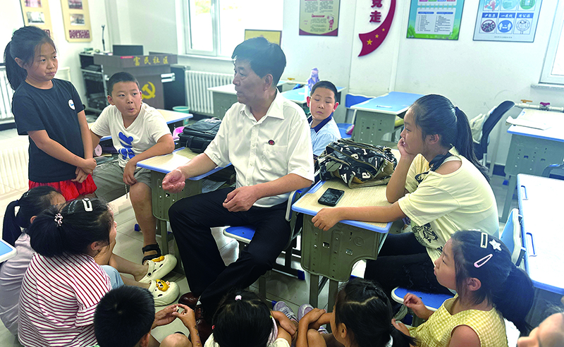 頭題圖，孩子們圍著劉波律師咨詢法律問題。本報(bào)記者孟浩攝