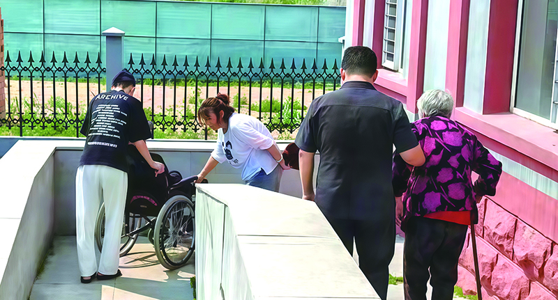 頭題圖，法庭為老人提供輪椅接送暖心服務