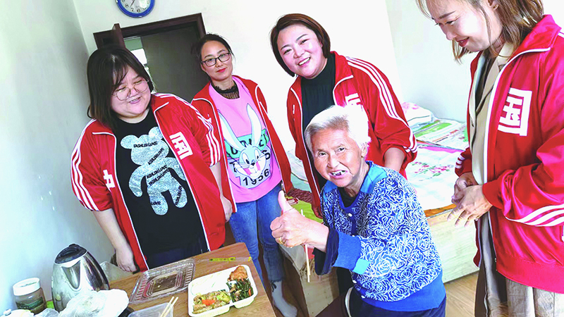 二題圖，老年人公益廚房為獨(dú)居老人送餐上門