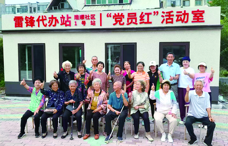 居民為改造后的小區(qū)豎起大拇指