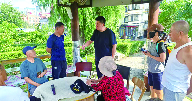 長(zhǎng)春街道黨工委書(shū)記邱勃霖在暢言亭對(duì)居民反映的意見(jiàn)進(jìn)行統(tǒng)一解答