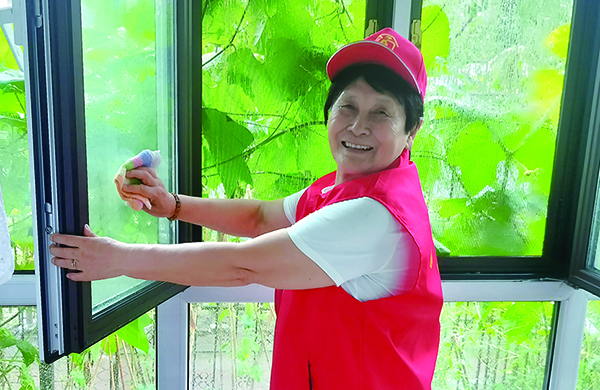 雷鋒代辦站站長(zhǎng)王淑芬上門(mén)服務(wù)群眾