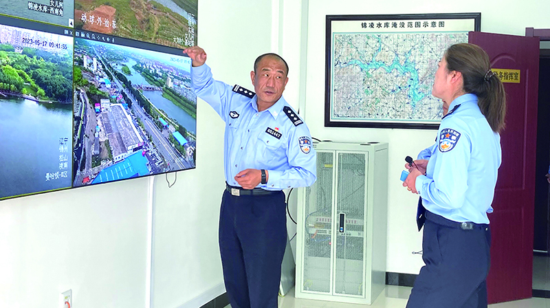 陳帥（左一）帶隊(duì)檢查錦凌水庫安全防范情況