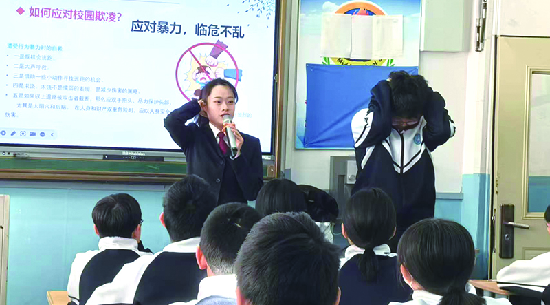 劉一林（站立左一）在普法課堂上