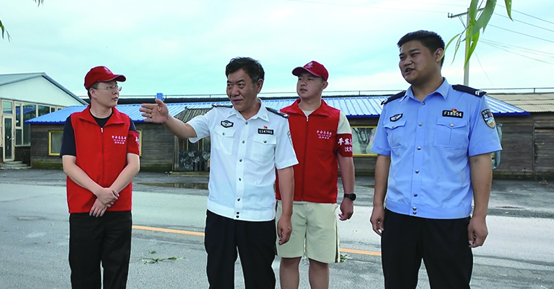 李春和（左二）