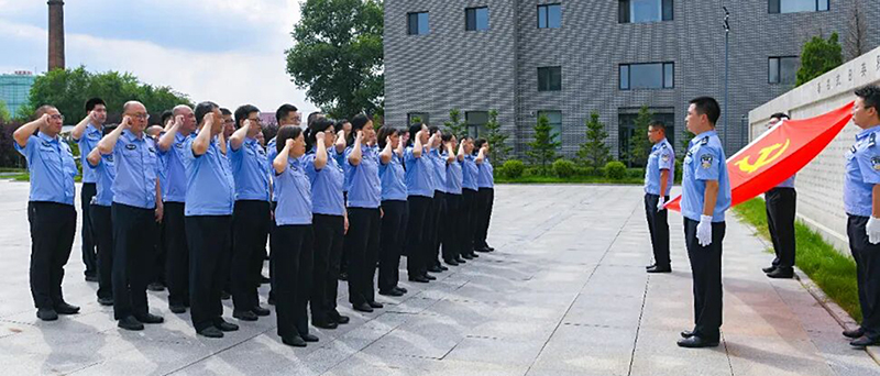 二題圖，黨員民警重溫入黨誓詞