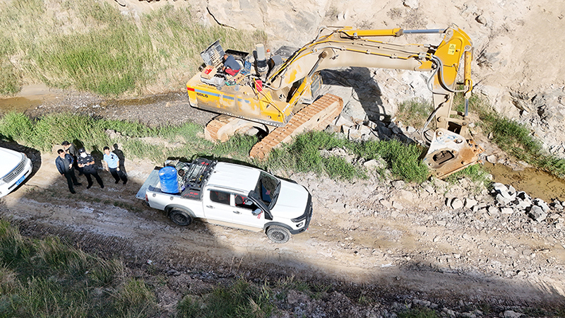 執(zhí)行干警發(fā)現(xiàn)案涉設備（無人機視角）