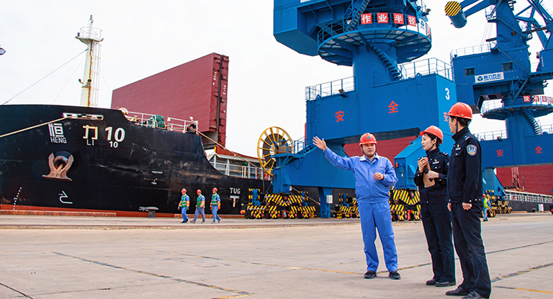 大連市公安局沿海安全保衛(wèi)局民警來到轄區(qū)企業(yè)走訪，了解企業(yè)急難愁盼問題。