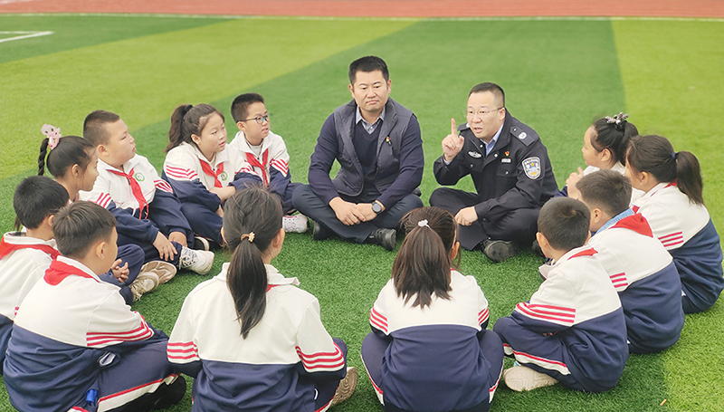 本溪縣司法局田師傅司法所進校園為學生講解憲法知識
