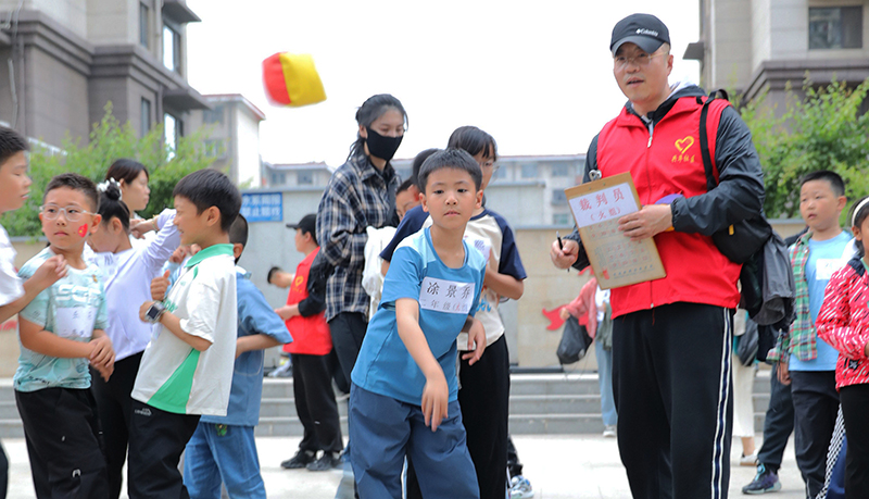 錦州圖，志愿者們在趣味運(yùn)動會上擔(dān)當(dāng)裁判員