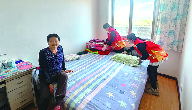 阜新圖，組織志愿者為獨居老人打掃衛(wèi)生