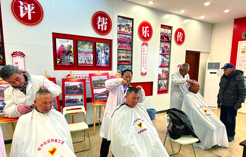頭題圖，勞模工匠志愿服務(wù)隊(duì)每月8日為居民免費(fèi)理發(fā)