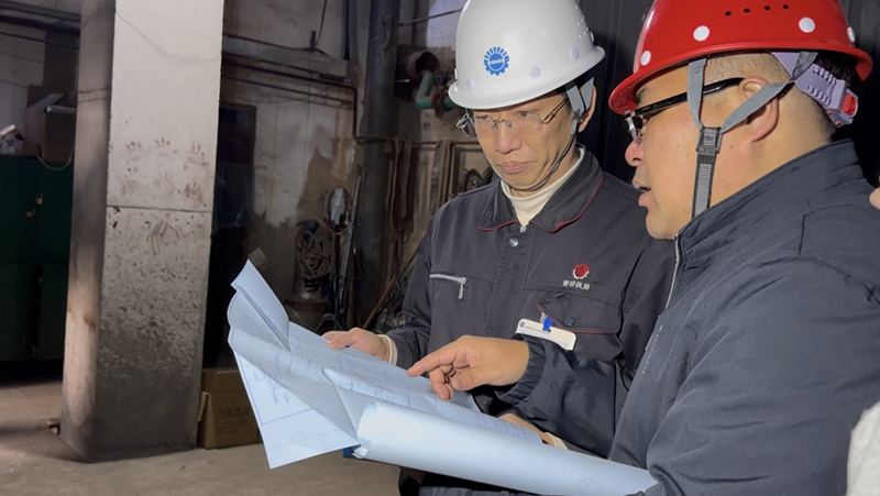 現(xiàn)場(chǎng)對(duì)照?qǐng)D紙查看施工進(jìn)度2