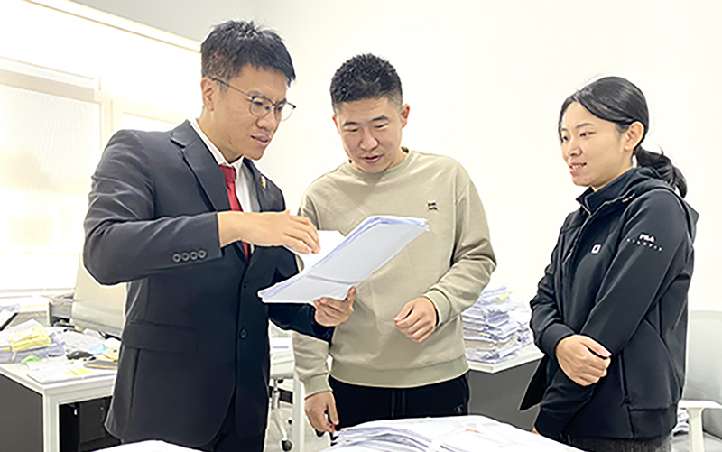 10月23日，入駐營口市道交事故綜合警務(wù)中心的法官宮劍處理糾紛。