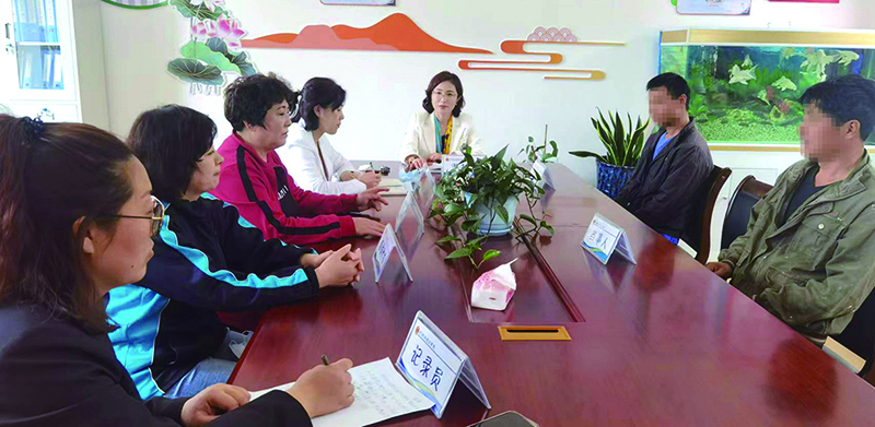 巧嫂們聯(lián)合社會(huì)力量開(kāi)展糾紛調(diào)解工作（兩個(gè)男子需要打碼）