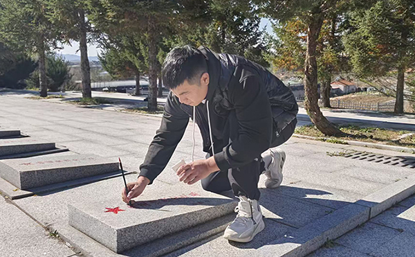 溫常卿在給墓碑描紅