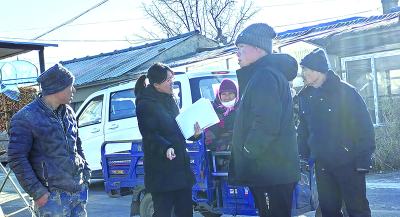 王菲法官（左二）像深入田間地頭，認真辦好每一起案件