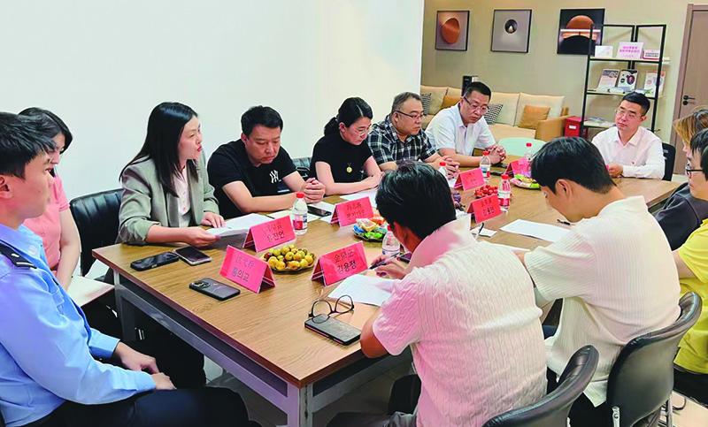 頭題圖，“涉外法治營商服務下午茶”座談會現(xiàn)場。