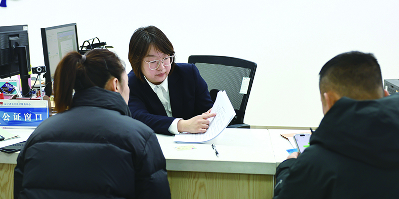 頭題圖，省公證處公證員為辦理公證業(yè)務(wù)的市民答疑解惑。 本報記者 沙興淼 攝