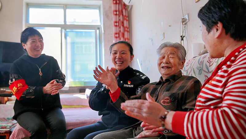 鞍山市公安局鐵東分局湖南派出所“公安優(yōu)老服務(wù)隊(duì)”到養(yǎng)老機(jī)構(gòu)看望老人