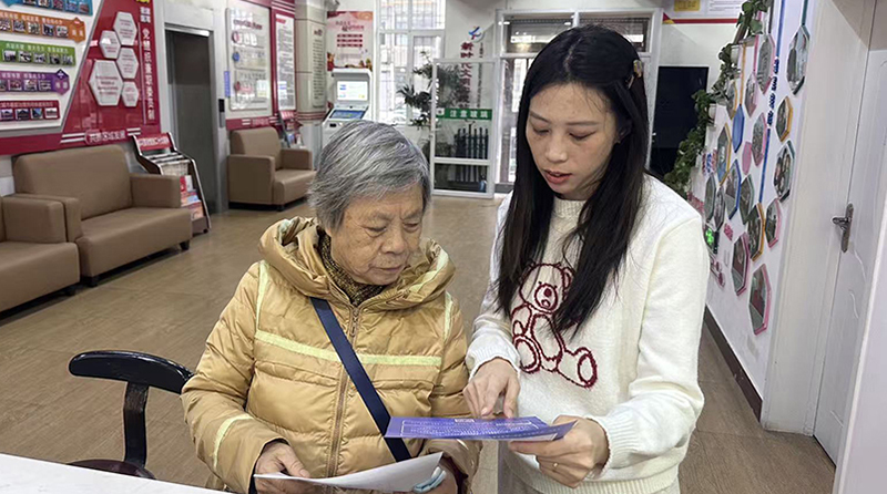 盤錦市雙臺子區(qū)勝利街道團(tuán)結(jié)社區(qū)網(wǎng)格員正在為居民普法